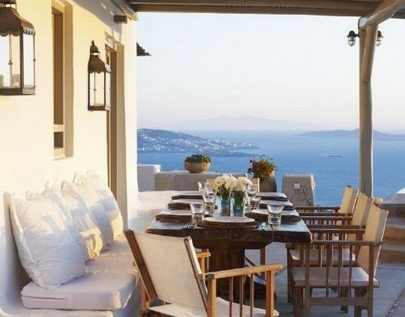 παραθαλάσσια βεράντα με ξύλινο σαλόνι
